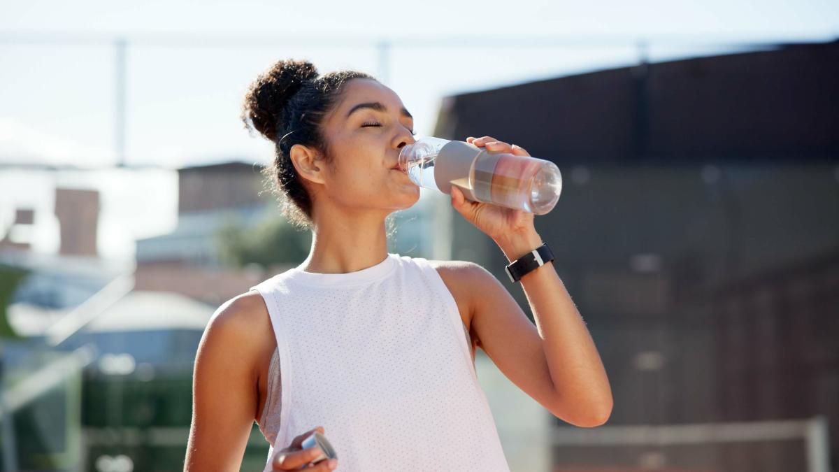 Hydration reminders align with creative-precinct break customs—never litre-per-hour formulae.
